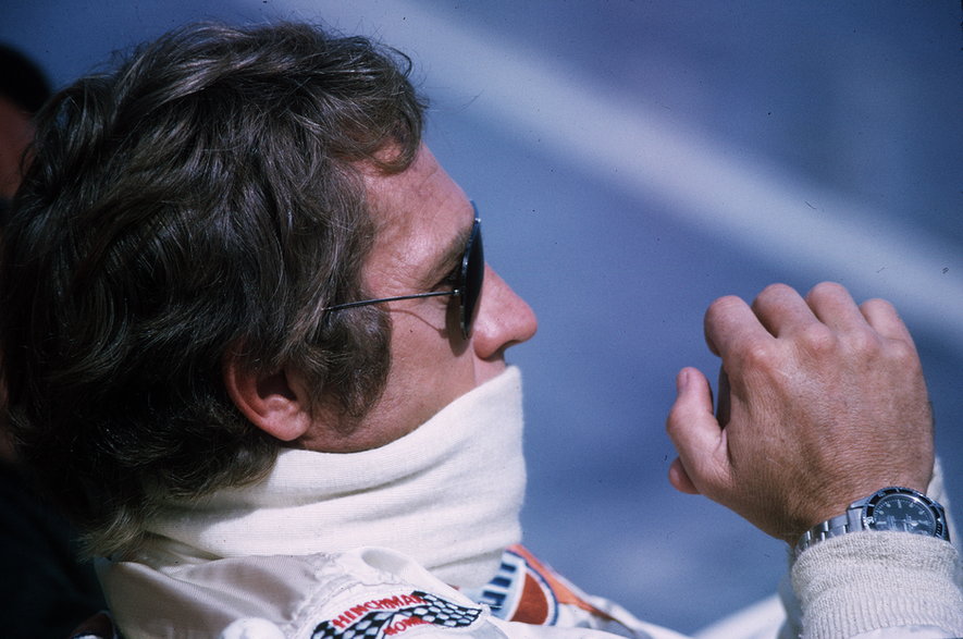 Steve McQueen na planie filmu "Le Mans", w którym grał kierowcę wyścigowego Michaela Delaneya. Na ręce jego ulubiony Rolex Submariner. Le Mans, Francja, czerwiec 1970 r. 