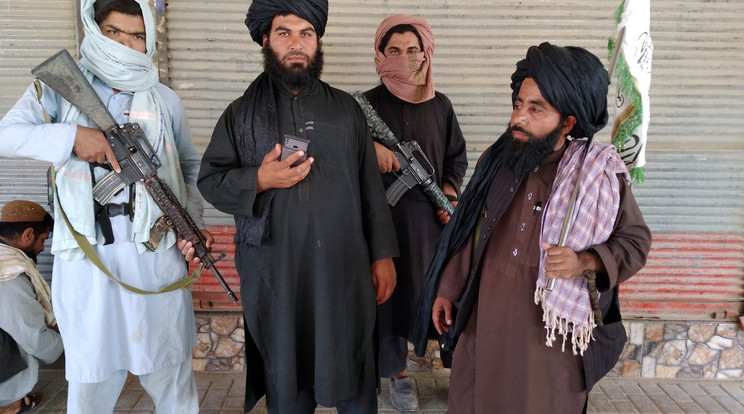Tálib harcosok az afganisztáni Farah városában - hamarosan Kabulhoz érnek az iszlamisták /Fotó: MTI/AP/Mohammad Asif Khan