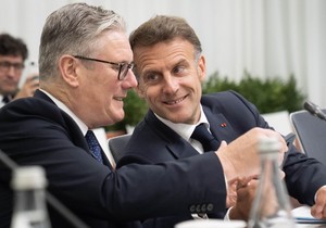 Kir Starmer (levo) i Emanuel Makron (desno) na samitu Evropske političke zajednice | Foto: PA