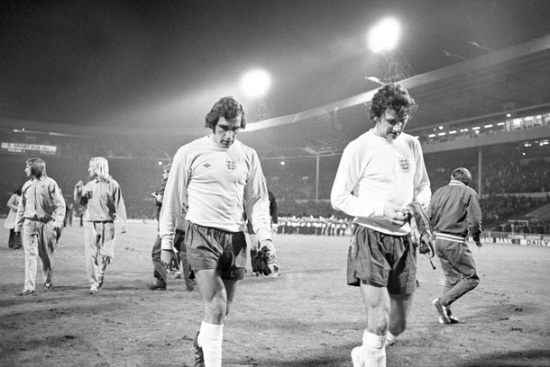 Bramkarz Peter Shilton i Roy McFarland schodzą z murawy stadionu Wembley.