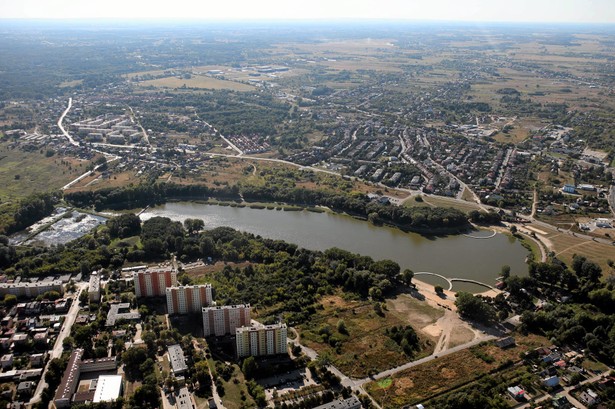 Radom leży w województwie mazowieckim i jest 14. pod względem liczby ludności miastem w Polsce. Największą bolączką miasta jest wysokie bezrobocie - w 2011 r. wynosiło 22,7 proc., a według danych z czerwca 2013 r. w powiecie radomskim bezrobocie sięgnęło 29,9 proc. Na zdjęciu: Radom z lotu ptaka. Dzielnica Borki