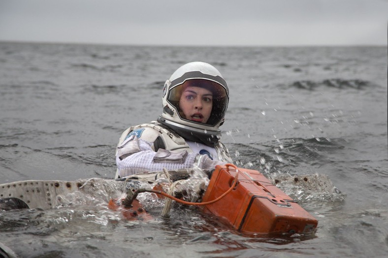 Bohaterowie filmu "Interstellar" trafiają najpierw na wodnistą planetę bez wysp i kontynentów. Jest tutaj jednak na tyle płytko, że nie toną; na K2-18b ocean byłby jednak znacznie głębszy. Na zdjęciu kadr z filmu.