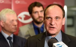 Kukiz kontra dziennikarze, którzy "podsłuchiwali" posiedzenie klubu po głosowaniu na dwie ręce