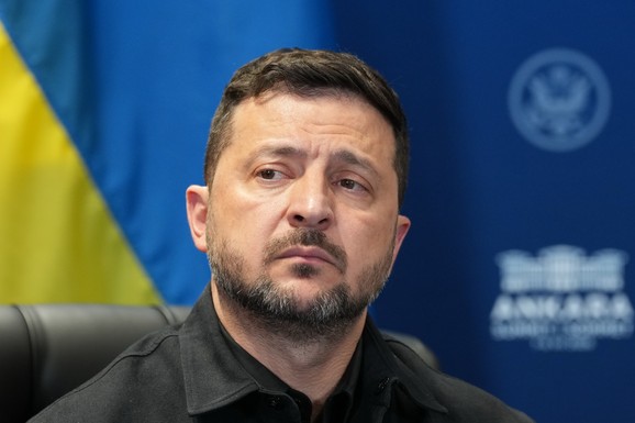 IGRA PRESTOLA USRED RATA!  Nevolje Zelenskog se gomilaju - skandali tresu vrh države, a novi rival ga javno PROZIVA: "Završiće kao Čerčil"