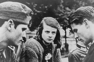 Sophie Scholl z członkami antynazistowskiego ruchu oporu Biała Róża: bratem Hansem Schollem (z lewej) i Christophem Probstem, lipiec 1942 r.