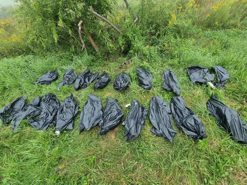 Policjanci znaleźli 40 ukrytych na polu katalizatorów