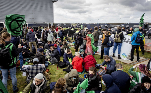Extinction Rebellion protestuje na lotnisku w Eindhoven