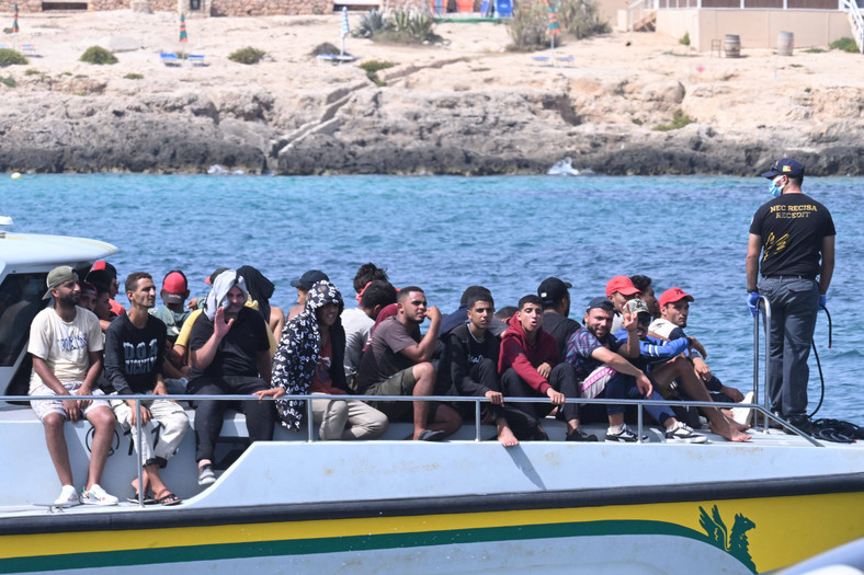 Migranci docierający do włoskiej wyspy Lampedusa