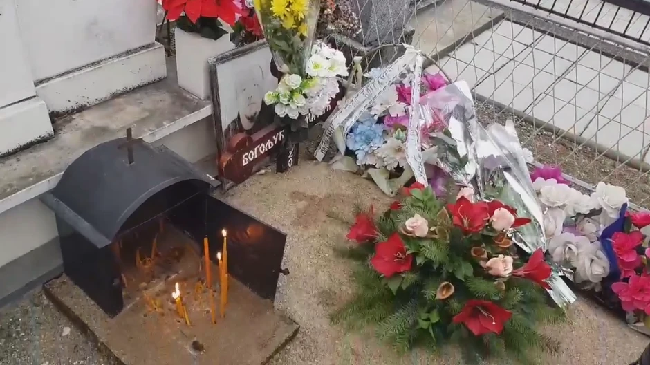 Miki Mećava na Đošinom grobu