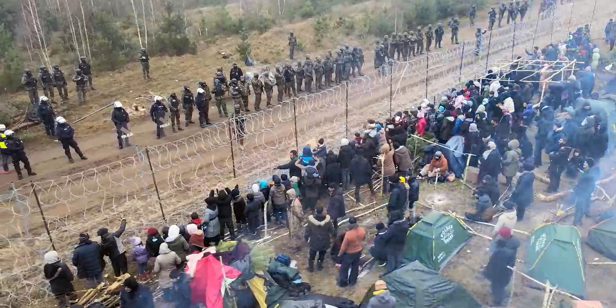 Insp. Mariusz Ciarka zdradza, co dzieje się w obozie migrantów przy granicy polsko-białoruskiej. 