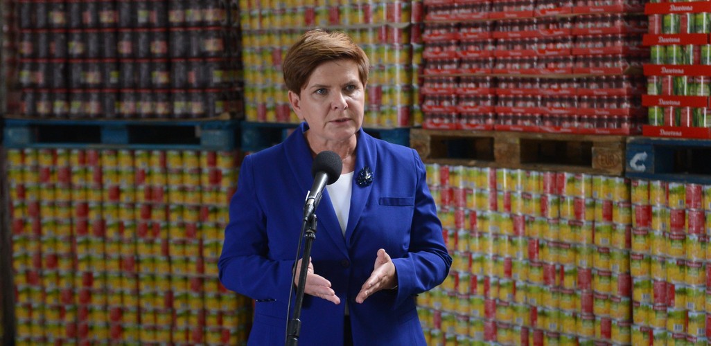 <b>Ułatwienia dla przedsiębiorstw</b>
<br>
<br>
PiS ma też konkretne propozycje skierowane do przedsiębiorców. Beata Szydło chciałaby między innymi, aby 40 procent środków z zamówień publicznych było przeznaczone dla małych i średnich przedsiębiorstw, żeby były one uprzywilejowane w zamówieniach samorządowych, a pełne obciążenie firm daninami publicznymi miałoby nastąpić po 24 miesiącach.
<br>
<br>
Ponadto PiS proponuje wprowadzenie mechanizmu zaliczkowania wpłat dla wykonawców i podwykonawców oraz kasowego rozliczenia VAT. Zmienione miałoby być także prawo upadłościowe, umożliwiając tzw. drugi start. Przedsiębiorcom pomogłoby również ograniczenie obowiązków dot. dokumentacji w związku z kosztem uzyskania przychodu, ograniczenie obowiązków szkoleń, konsolidacje służb inspekcyjnych, wprowadzenie zasady, że dokumentu urząd może żądać tylko raz czy rozwiązania, że jeżeli bank komercyjny odrzuca biznesplan, będzie on kierowany do państwowego Banku Gospodarstwa Krajowego.
<br>
<br>
PiS - jeśli wygra wybory - planuje też wprowadzić prawo podatkowe oparte o trzy P: prorozwojowe, przejrzyste, proste. Oprócz niektórych propozycji wymienionych powyżej, służyć ma temu obniżenie VAT-u do 22 procent, CIT - do 15 proc. dla małych przedsiębiorstw, odliczenie pełnych wydatków inwestycyjnych w roku ich poniesienia, czyli 100-procentowa amortyzacja oraz kwartalna zaliczka podatkowa dla wszystkich podmiotów.
<br>
<br>
<a  href=