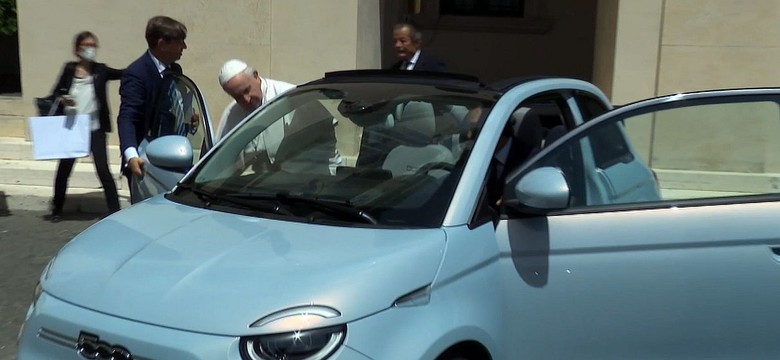 Nowy Fiat 500 na Watykanie. Papież Franciszek sprawdza elektryczne auto