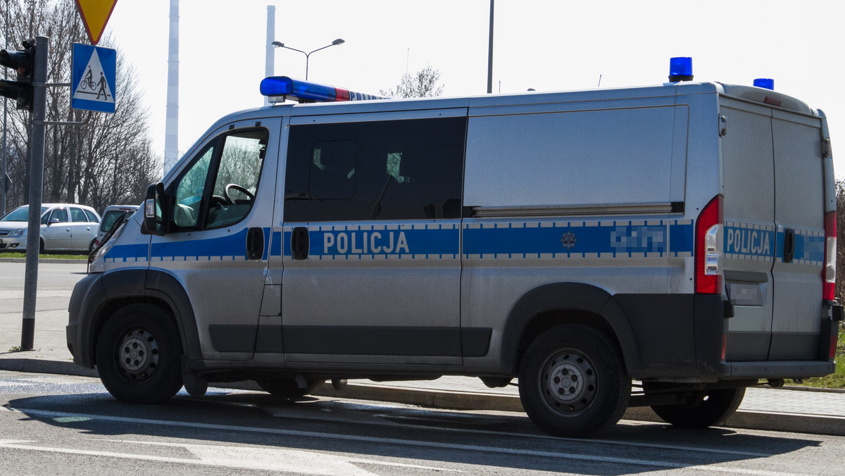 Gdańscy policjanci zlikwidowali dziuplę samochodową, która znajdowała się w centrum miasta. W hali garażowej znaleziono pochodzące z kradzieży na terenie Niemiec i Polski trzy samochody marki BMW warte w sumie 800 tysięcy zł, a także szereg elementów wyposażenia samochodów oraz sprzęty niezbędne do kradzieży pojazdów.