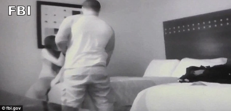 Prerušeni agent FBI sa jednom od žrtava u hotelskoj sobi