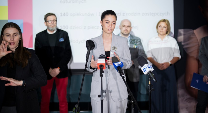 Projekt odpowiada na bardzo konkretne wyzwania społeczne, z którymi dziś się mierzymy Z jednej strony chcemy wzmacniać rodziny biologiczne, aby dzieci mogły w nich bezpiecznie dorastać. Z drugiej - rozwijać i wspierać pieczę zastępczą oraz pomagać młodym ludziom w wejściu w dorosłość – podkreśla Magdalena Wdowiak-Urbańczyk, dyrektor Departamentu Spraw Społecznych UM Wrocławia
