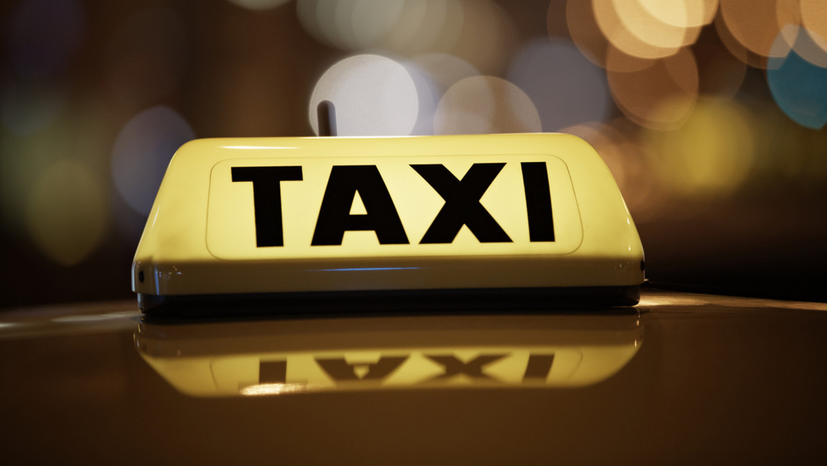 Olsztyńscy taksówkarze nie muszą posiadać identyfikatorów ani cenników usług przewozowych - uznał dzisiaj Wojewódzki Sąd Administracyjny w Olsztynie. WSA przyznał rację wojewodzie, który stwierdził nieważność uchwały rady miasta Olsztyna.