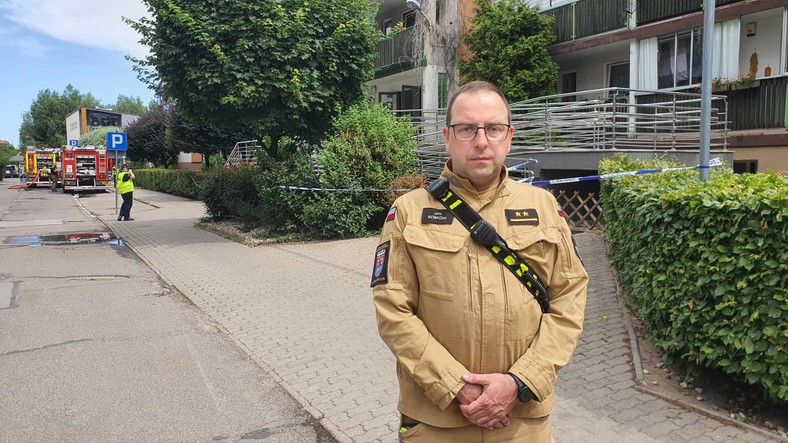 Jan Sobków przed spalonym blokiem w Ząbkach