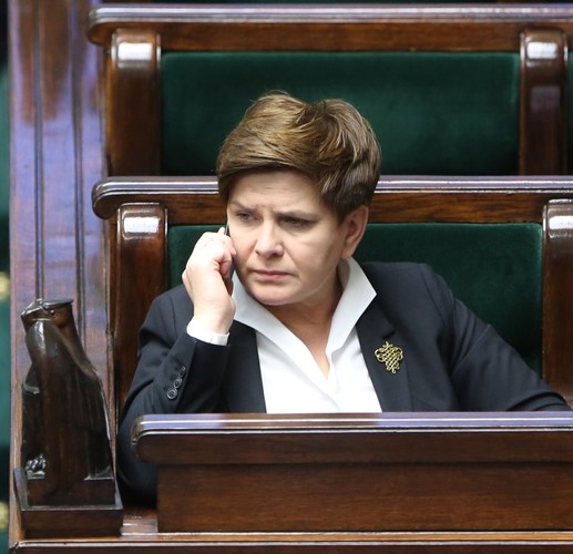 <strong>4. Beata Szydło</strong>
<br></br>
To, że premier Beata Szydło jest jedną z najbardziej wpływowych osób w gospodarce, jest rzeczą oczywistą. Najpierw sprawnie poprowadzona, skupiająca się na obietnicach gospodarczych kampania, która utorowała drogę Andrzejowi Dudzie do Pałacu Prezydenckiego. Potem walka na pierwszej linii o zwycięstwo Prawa i Sprawiedliwości w wyborach parlamentarnych. I choć liderem rządzącego obozu jest Jarosław Kaczyński i od pierwszych dni po wyborach było wiadomo, że Szydło nie ma pełnej swobody w kreowaniu składu rządu, to właśnie jej faworyci – Mateusz Morawiecki i Paweł Szałamacha – kierują najważniejszymi resortami gospodarczymi. Ale równie istotne jest, że jeszcze przed kampaniami wyborczymi jako wiceprezes Prawa i Sprawiedliwości odpowiadała za przygotowanie gospodarczego programu swojego ugrupowania.
<br></br>
Pełne uzasadnienie czytaj w<a  href=