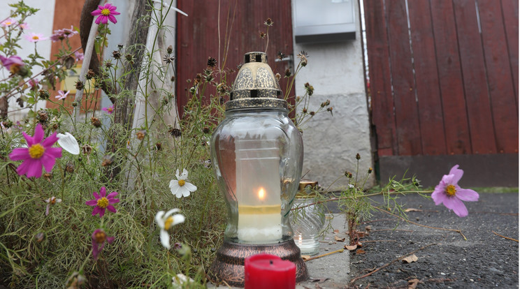 Ezen a helyen esett össze holtan Hajnal, emlékére gyertyákat gyújtottak / Fotó: Varga Imre