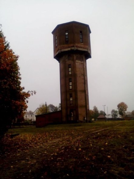 Wieża ciśnień przy torach