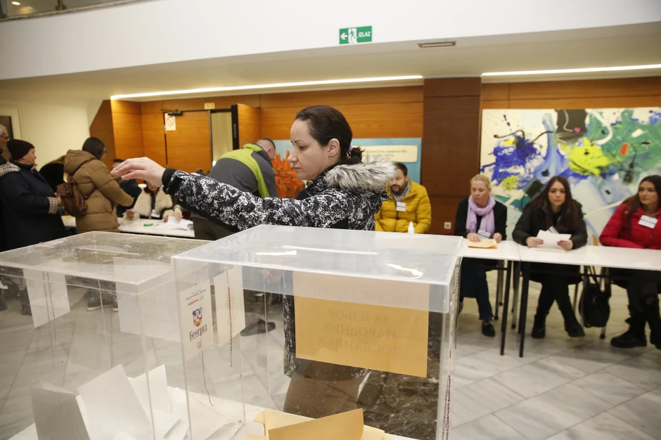 Građani Srbije izlaze na glasanje