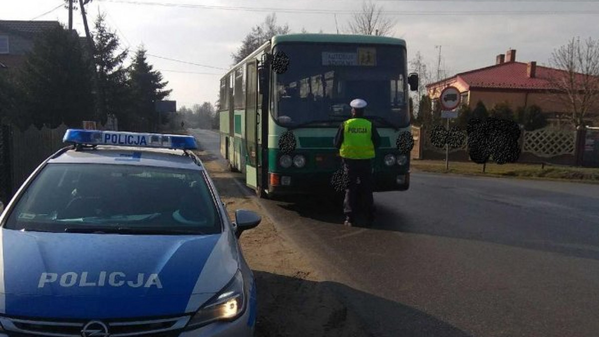 Policjanci z Tomaszowa Mazowieckiego zdążyli zatrzymać kierowcę, zanim doszło do wypadku. Mężczyzna, prowadząc dziś rano autobus szkolny, miał w organizmie blisko dwa promile alkoholu, wiózł 32 dzieci.