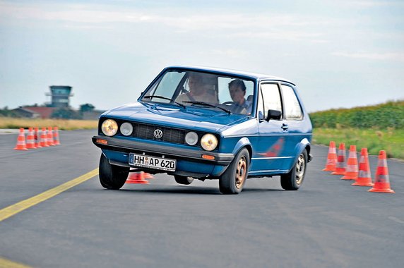 Stare opony, stare zawieszenie i stare hamulce - „Test łosia”: zaniedbany Golf ściął wszystkie pylony. Auto nie do jazdy!