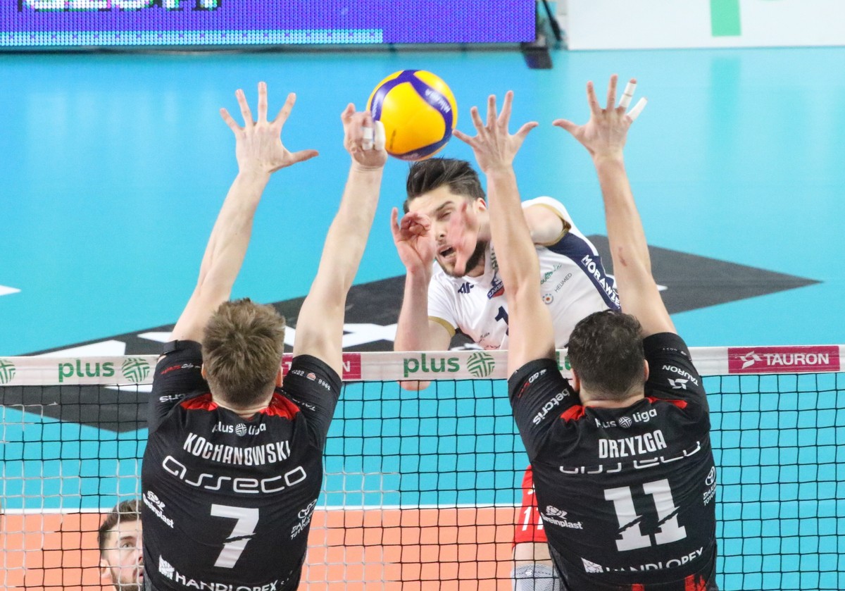 Zawodnik Grupy Azoty ZAKSA Kędzierzyn-Koźle Aleksander Śliwka (C) oraz Thibault Rossard (L) i Fabian Drzyzga (P) z Asseco Resovii Rzeszów podczas meczu Ekstraklasy siatkarzy