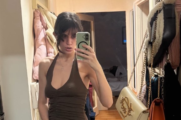 DEKOLTE BEZ BRUSHALTERA I KRST OKO VRATA Muž joj je naš poznati glumac, tri decenije je stariji od nje, a ona žari i pali na mrežama