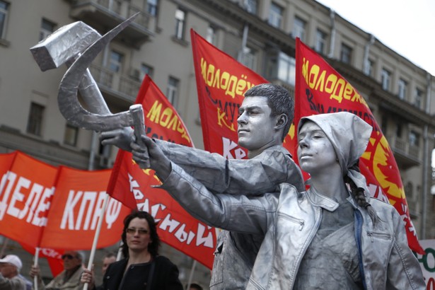 Na czele kolumny ludzie nieśli transparent z napisem: "Jedność, solidarność, prawa człowieka pracy"