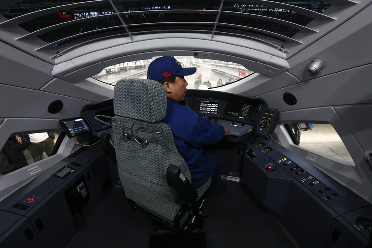 Montownia Tangshan Railway Vehicle. Kontrola  kabiny maszynisty w pociągu dużych prędkości.

<br><br> fot. EPA / ROLEX DELA PENA DOSTAWCA: PAP / EPA.