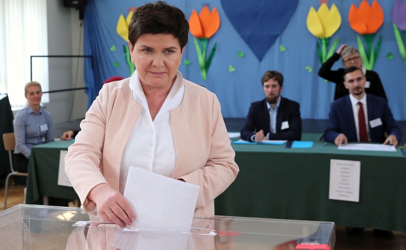 Wicepremier Beata Szydło głosuje w lokalu wyborczym w Brzeszczach