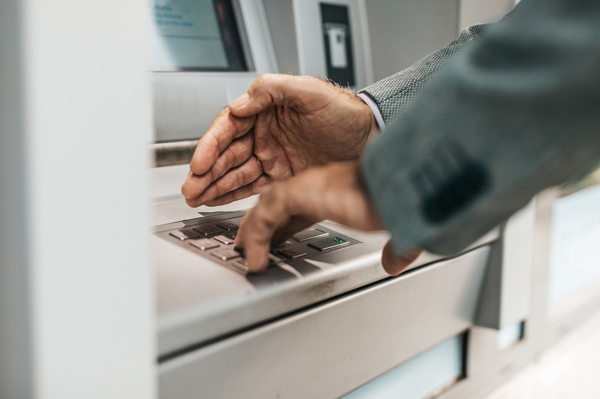 Bankomaty, komputery i smartfony są wśród produktów, których dostępność zapewnia ustawa