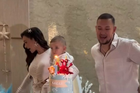 (VIDEO) TORTA INSPIRISANA MORSKIM SVETOM, DETALJI SU NESTVARNI Uroš Živković sa ženom priredio sinu Lazaru rođendan iz snova: Evo kako je mališan reagovao