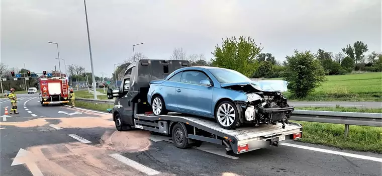 Rozbił auto i dostał 4000 zł mandatu. To nie koniec kłopotów kierowcy [WIDEO]