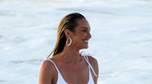 Ciężarna Candice Swanepoel na plaży w stroju kąpielowym