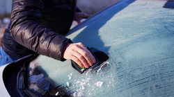 Jak szybko rozmrozić szybę w aucie? Genialny patent inżynierki NASA