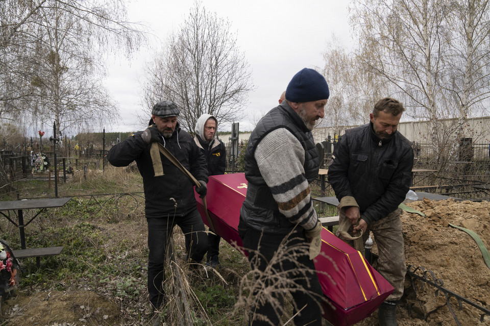 Wład Minczenko pomaga nieść trumnę Stanisława Berestniewa