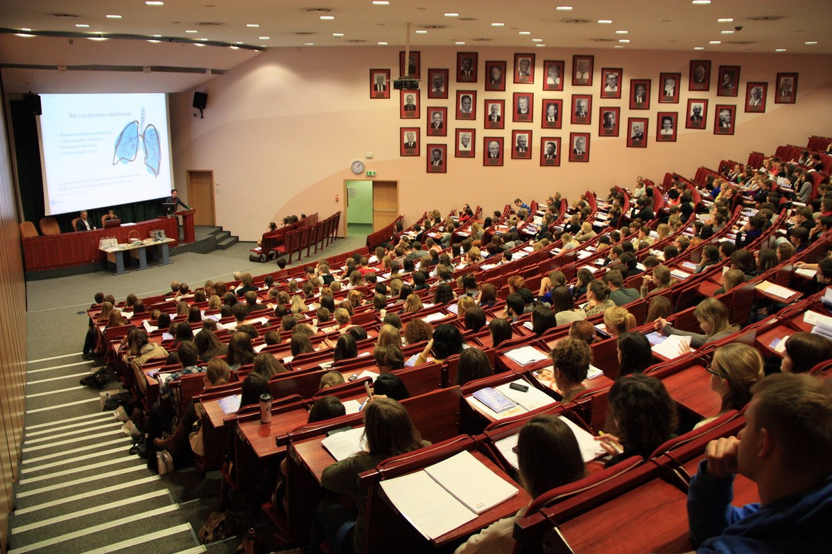 Niepokojące zjawisko na polskich uczelniach. Studenci masowo rezygnują