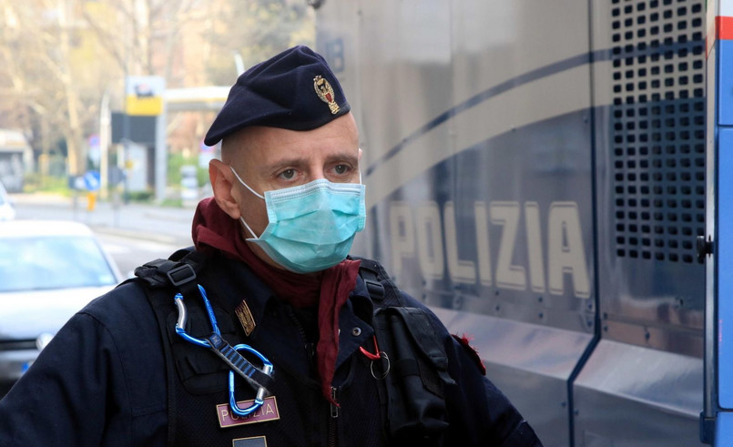Włoski policjant na ulicach Mediolanu
