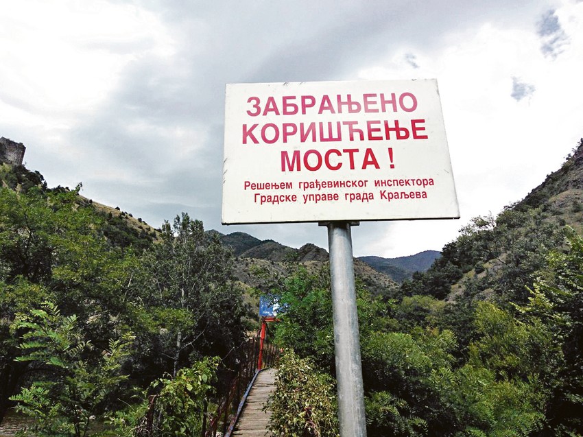 Tabla upozorenja ispisana samo na srpskom i na ćirilici, pa je stranci ne razumeju