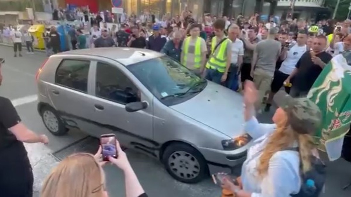 Automobil u centru išaran sprejevima