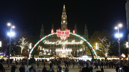 Szent isten, micsoda luxuskarácsony! A budapesti vagy a bécsi adventi vásár a drágább? Megnéztük