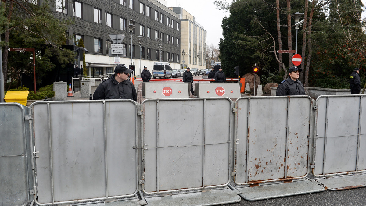 Dziś wieczorem zdemontowane zostało ogrodzenie, ustawione przed Sejmem wczoraj w związku z organizowanym tam wówczas protestem; wkrótce ma zostać przywrócony normalny ruch na ul. Wiejskiej - poinformowali asystujący przy akcji funkcjonariusze policji.