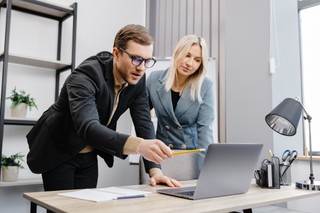 Czy wycofanie samochodu na własne potrzeby i darowizna żonie są opodatkowane VAT?