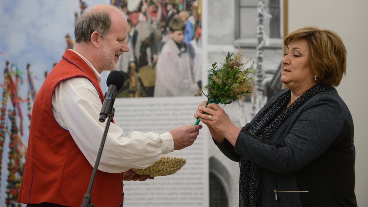 Pierwsza dama Anna Komorowska wzięła w piątek udział w pokazie wielkanocnych palm. Tradycyjnie wykonane, wielokolorowe palmy przyjechały z regionów w całym kraju. Wykonywanie palm jest czynnością, która jednoczy rodziny - mówiła Komorowska.