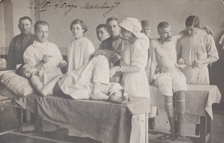 Smilja Joksić, previjanje ranjenika, 1915