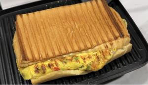 Agege bread omelette [Kiki Foodies]