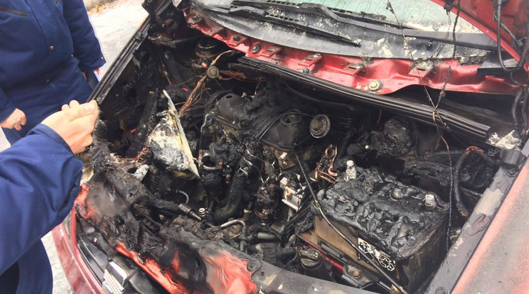 Az autó motorja összeégett / Fotó: Blikk