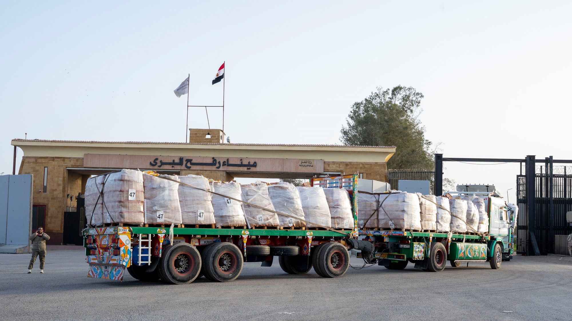 Kamión vchádza do egyptskej brány hraničného priechodu Rafah.